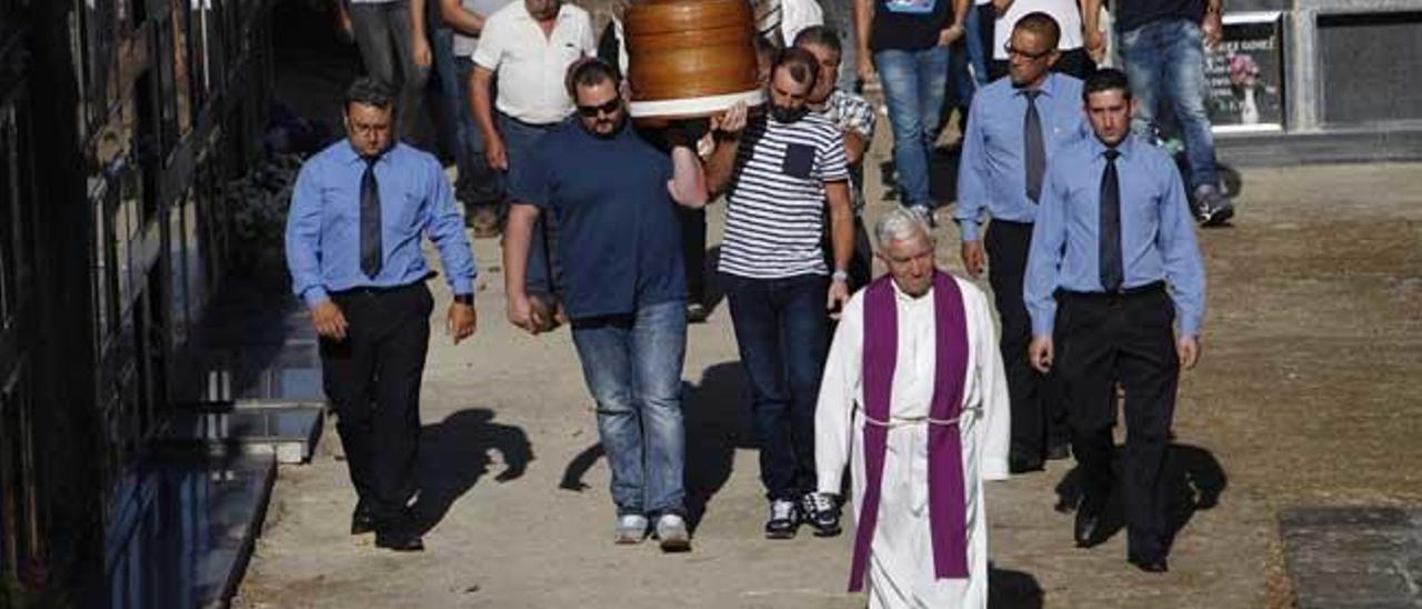 Imagen del entierro de Beatriz Rodríguez en Crecente. // Jorge Santomé