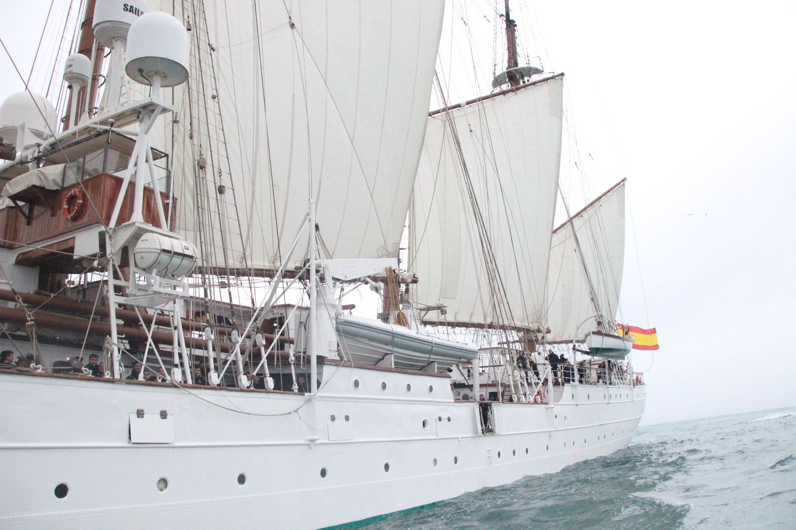 El buc escola Juan Sebastián Elcano entra a la badia de Roses