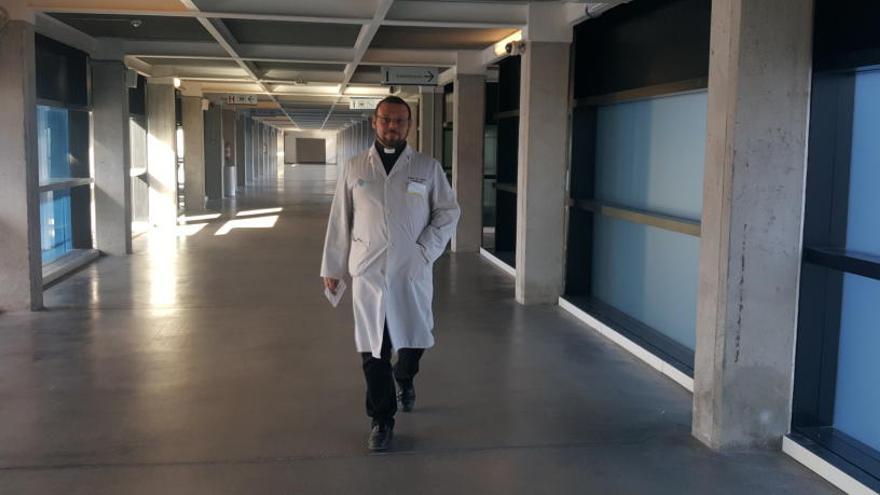 Pedro Miguel López atraviesa el largo pasillo de la segunda planta del centro hospitalario, donde se encuentra la sala de cultos