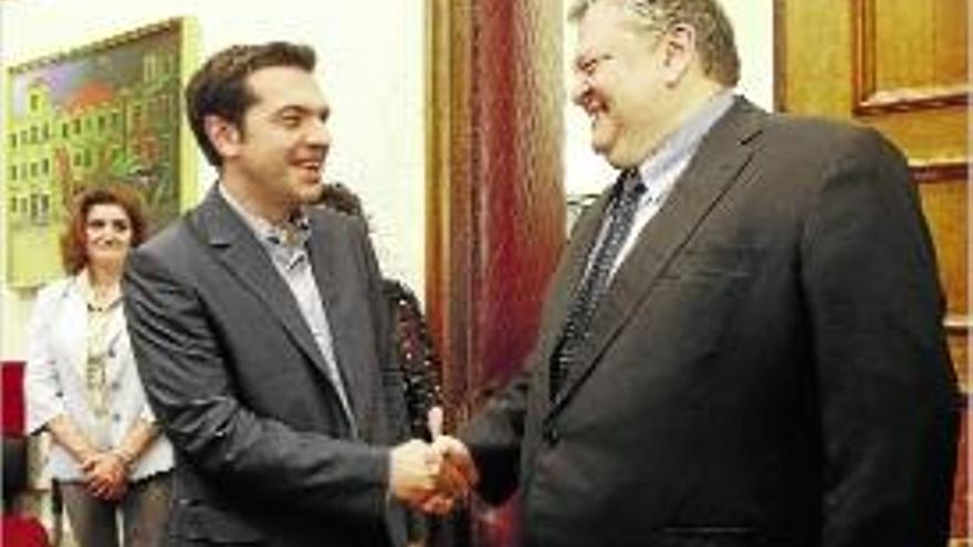 Els líders de Syriza (a l&#039;esquerra) i Pasok se saluden abans del diàleg.