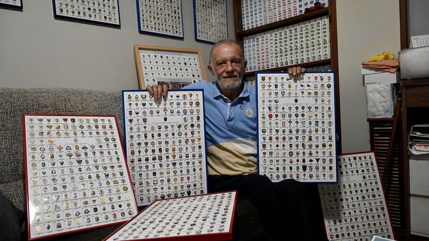 José Reboredo mostrando solo una pequeña parte de la vasta coleccion de insignias deportivas que posee en su casa de Monteporreiro. | // RAFA VÁZQUEZ