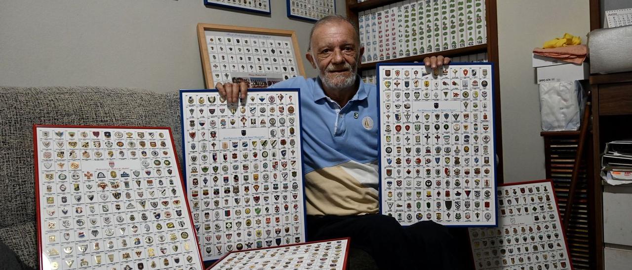 José Reboredo mostrando solo una pequeña parte de la vasta coleccion de insignias deportivas que posee en su casa de Monteporreiro.  | // RAFA VÁZQUEZ