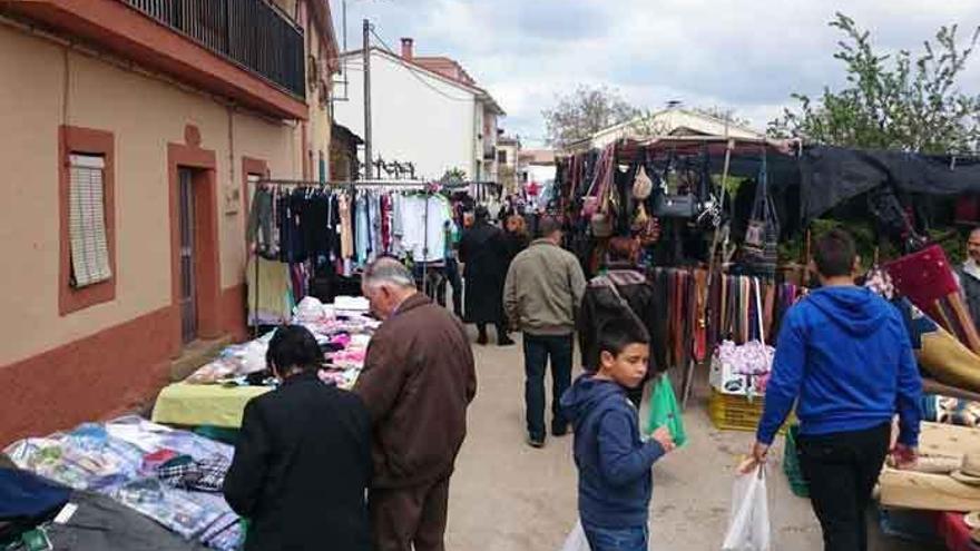 Los compradores llenaron las calles de Rabanales en las que se instaló el mercado.