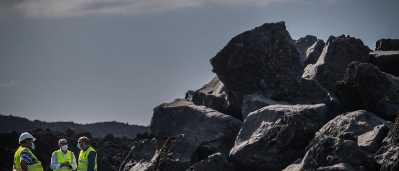 Ingenieros y constructores tratan de retirar la lava del cruce de Tacande a principios de año.