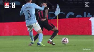 La acción de Mingueza con Raphinha