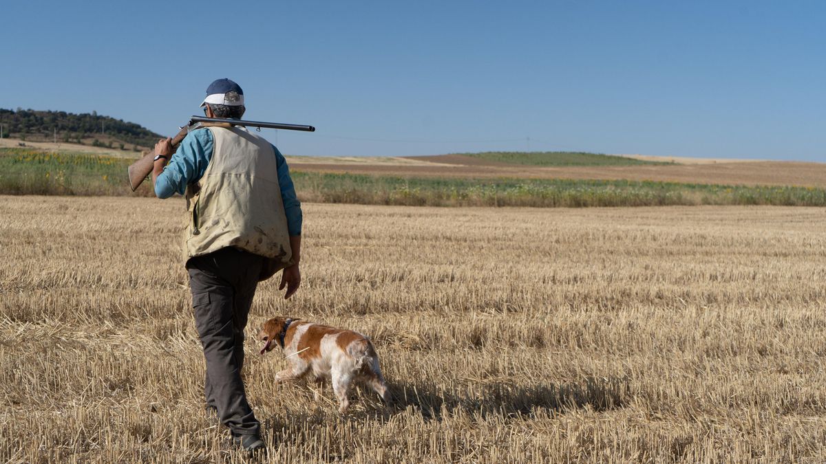 Un cazador con su perro