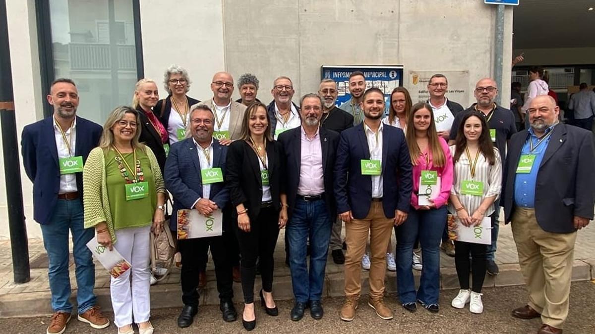 Los miembros de la lista de Vox en Nàquera junto al candidato de Vox a la Generalitat, Carlos Flores Juberías