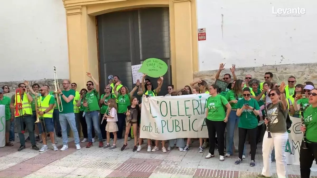 La marea verde mantiene el pulso en la Vall d'Albaida con una gran marcha por la educación pública en l'Olleria