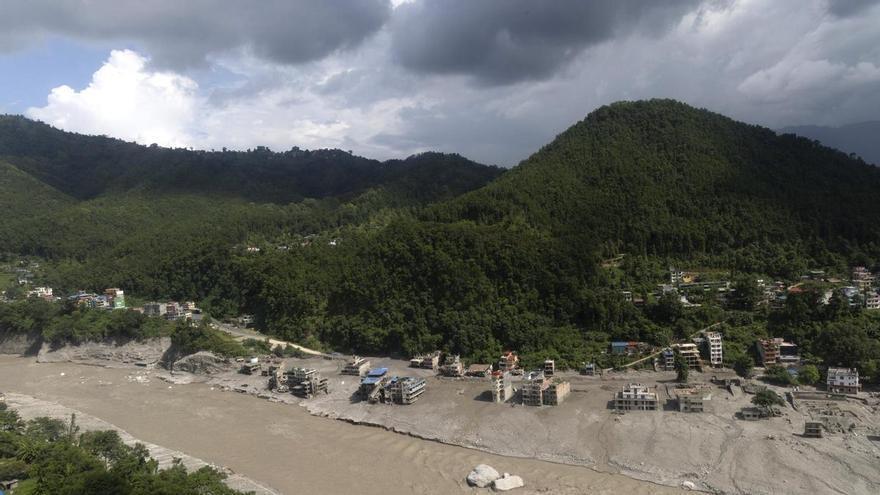 Localizado uno de los tres españoles desaparecidos tras las riadas en Nepal