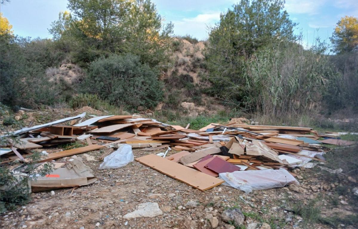 La UEMAD encontró materiales procedentes de una empresa de muebles e interiorismo, altamente contaminantes y muy voluminosos.