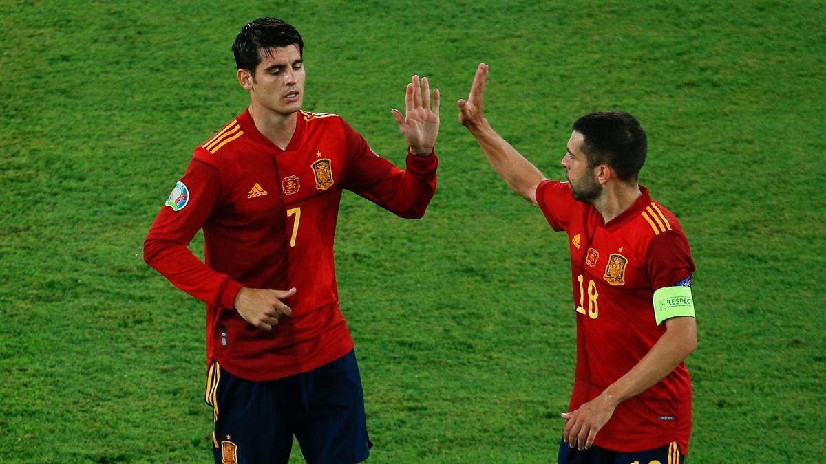 Alvaro Morata saluda a Jordi Alba antes de abandonar el campo en el España-Suecia de la Eurocopa 2020.