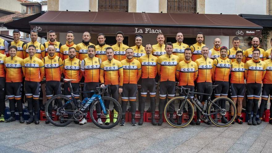 Javi Fuego, primero por la derecha en la fila de atrás, junto a sus compañeros del CCT, ayer en Pola de Siero, en la foto por la nueva temporada ciclista.