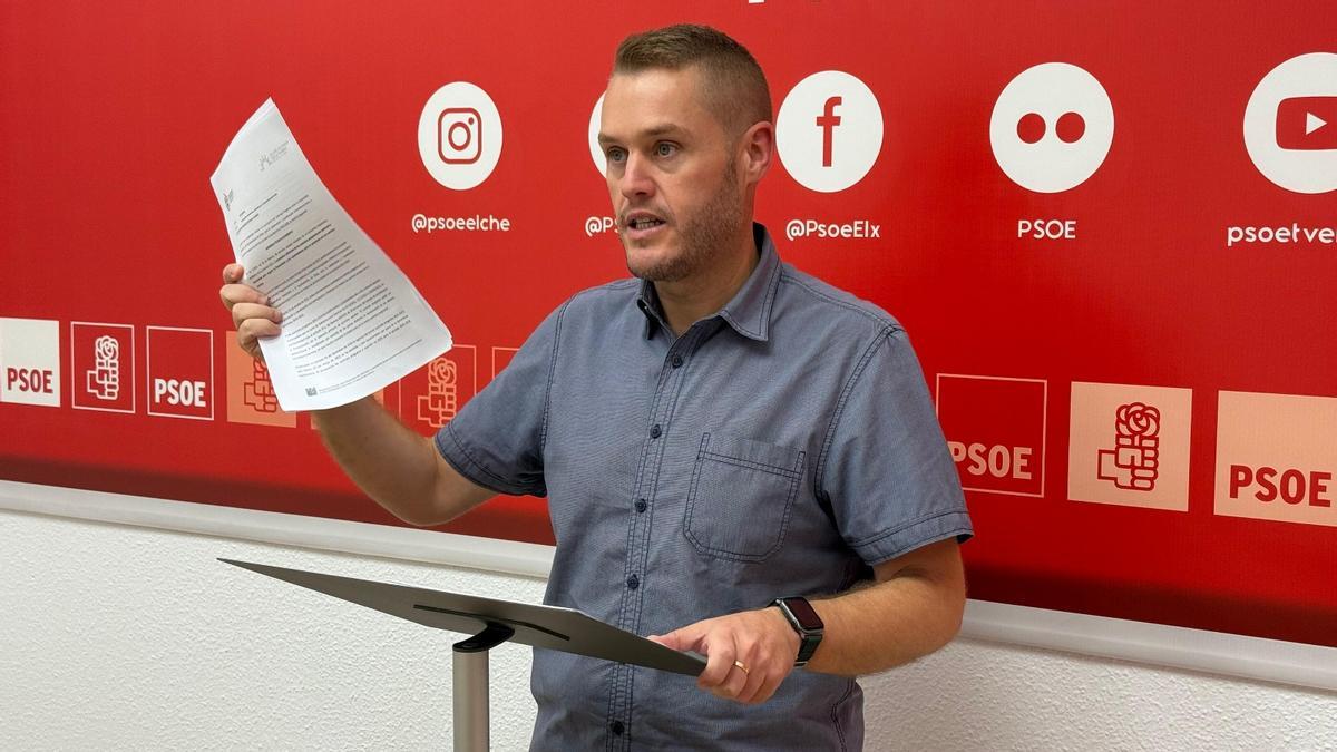 El portavoz adjunto del grupo socialista en Elche, Mariano Valera, con los informes sobre inversión social en la ciudad