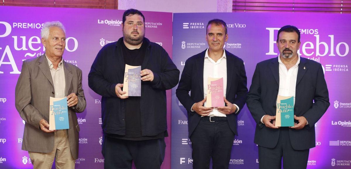 Foto de familia de los alcaldes de los pueblos distinguidos con los Premios Pueblo del Año: Luciano Sobral [Combarro] [Poio], Xosé Miguel Pérez (San Xoán de Río), Enrique Cabaleiro (Tui) y Mariano Iglesias (Mesía). Abajo, asistentes al certamen organizado por Prensa Ibérica en Vigo.   | // FOTOGRAFÍAS: RICARDO GROBAS