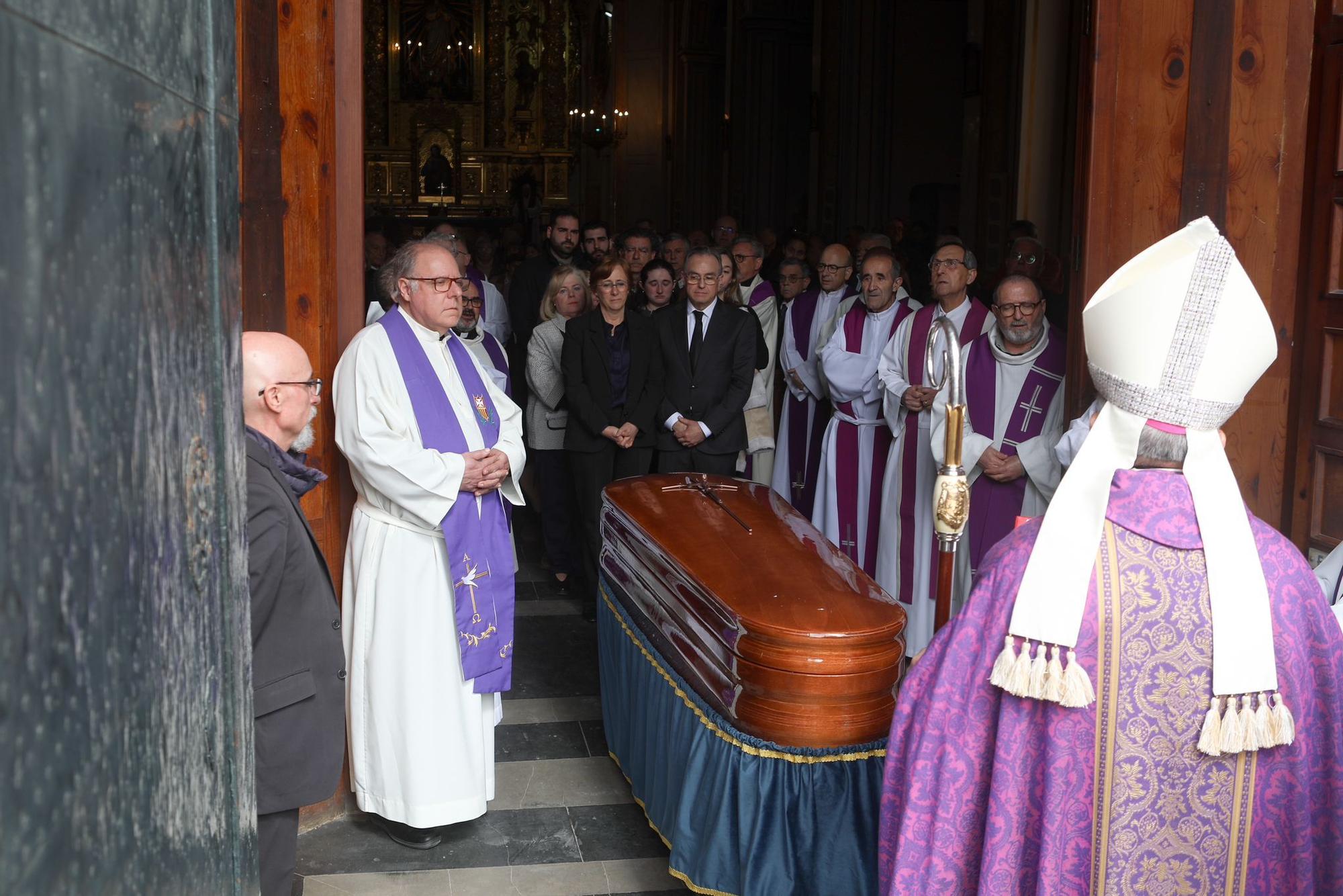 Funeral de Emili Marin, director de la revista Sao y sacerdote