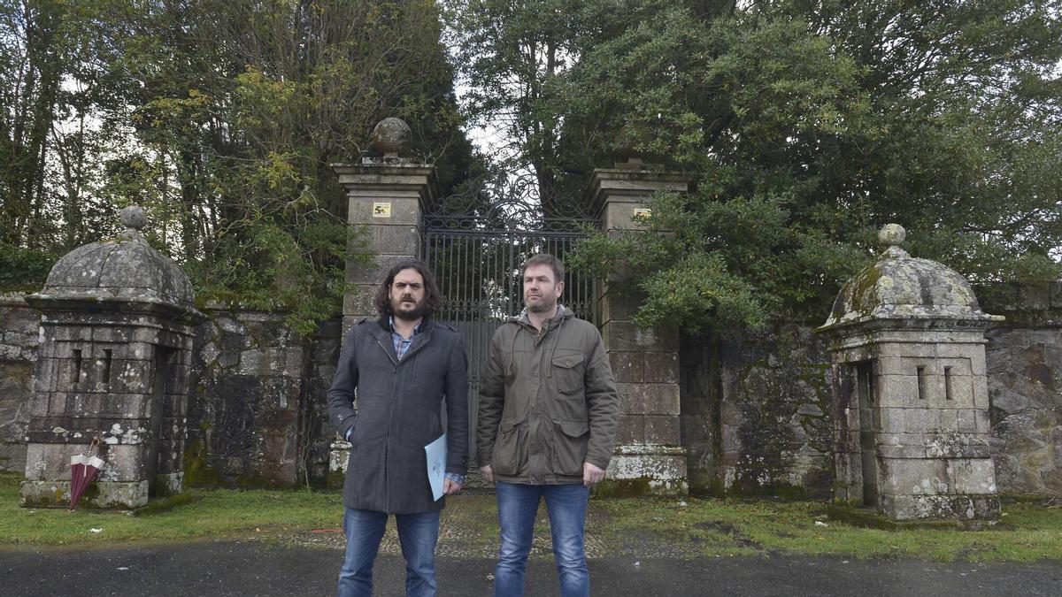 Benito Portela con el exdiputado Antón Sánchez a la entrada del pazo de Meirás.
