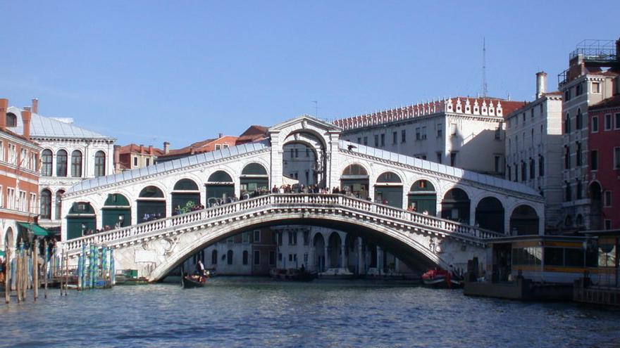 El Puente de Rialto en el Gran Canal de Venecia