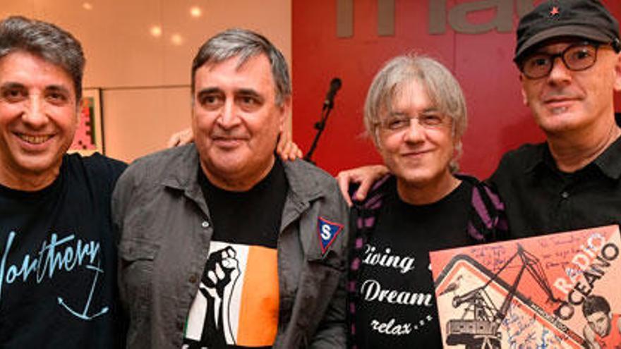 Miembros de Radio Océano, con Xosé Manuel Pereiro (segundo desde la izquierda).