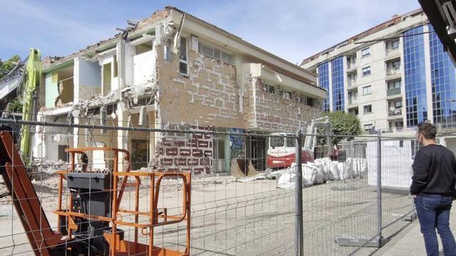 Estado de la demolición de la antigua guardería de Feira Vella.
