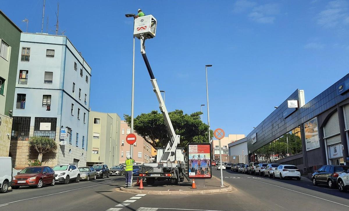 Trabajos en el alumbrado público de La Laguna.