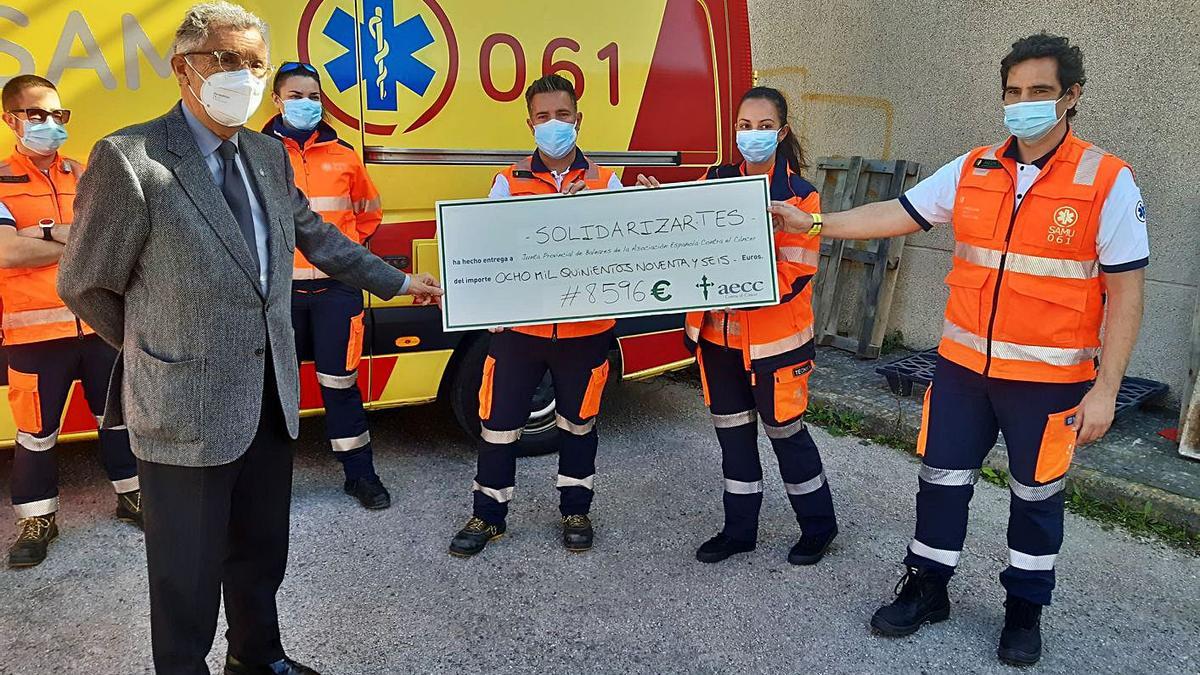 Los técnicos de emergencias entregaron el dinero al doctor Javier Cortés.