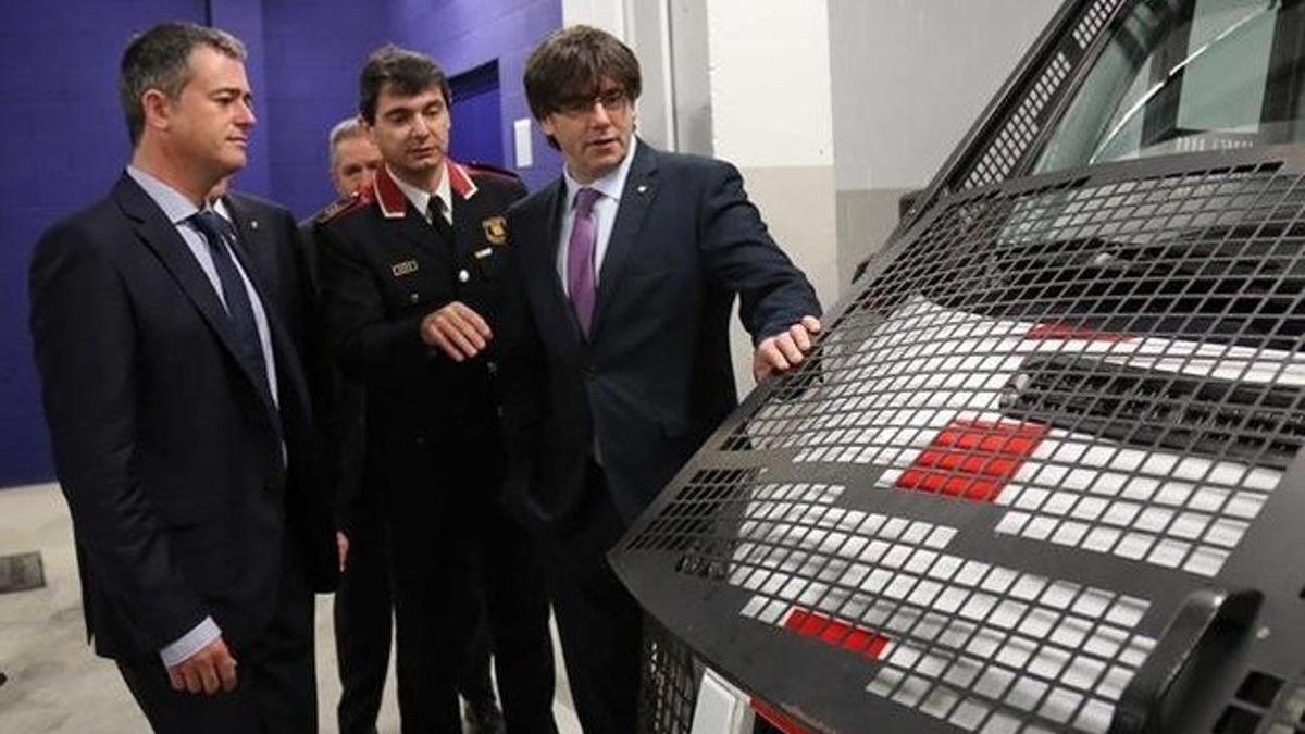 El 'president' Carles Puigdemont, durante la inauguración de la comisaría de los Mossos en l'Ametlla de Mar, este viernes.