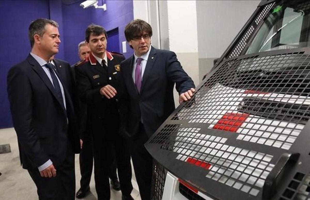 El 'president' Carles Puigdemont, durante la inauguración de la comisaría de los Mossos en l'Ametlla de Mar, este viernes.