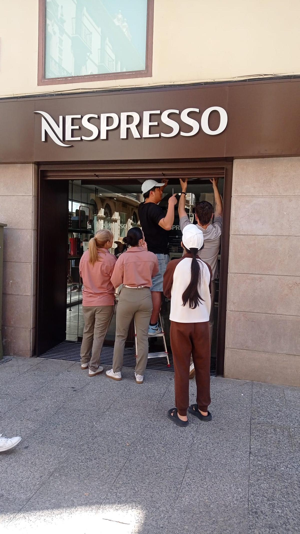 Bajando persianas en el centro de Castelló.