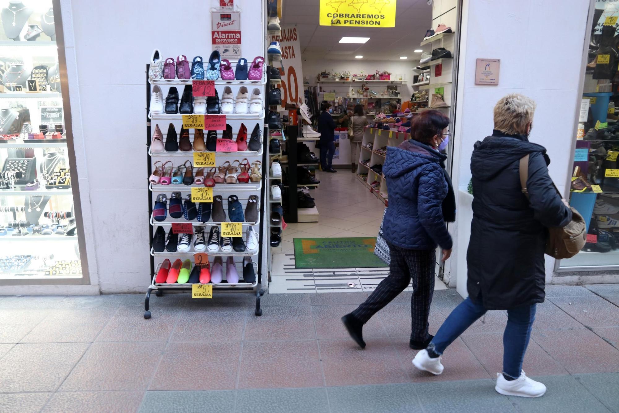 Colas en los comercios de Málaga el día antes del cierre de la actividad