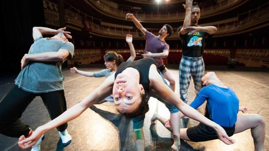 La artista Dana Raz, en primer término, junto al resto de bailarines de &quot;Wolves&quot;, ayer, durante un ensayo en el teatro Campoamor.