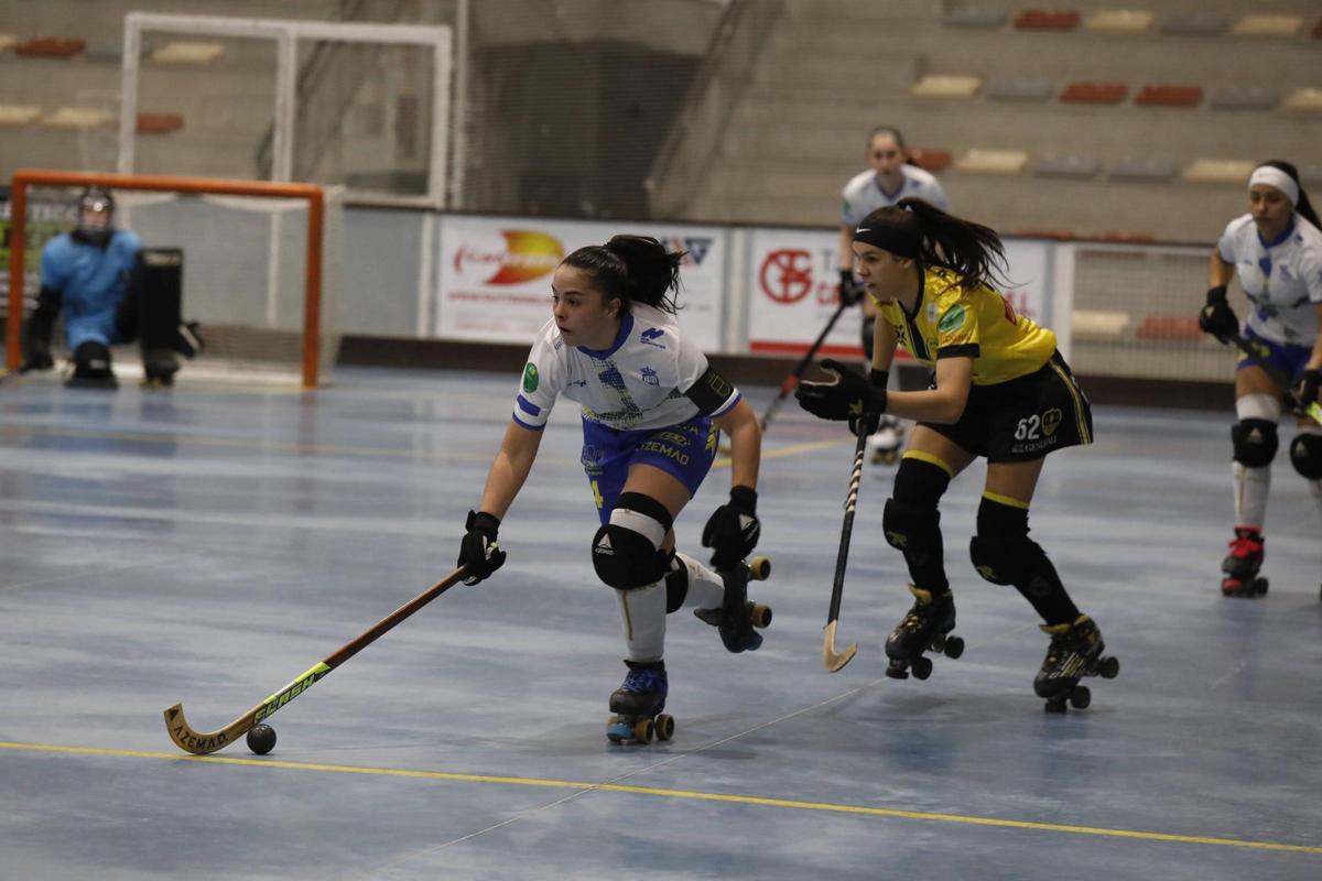 Mili Puig avanza con la bola en el partido eNe Oposiciones-Palau en el Visiola Rollán.