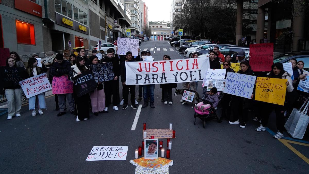 Familiares y amigos de Yoel Quispe, ayer en A Coruña, cuando se cumplen tres meses de la muerte del joven.