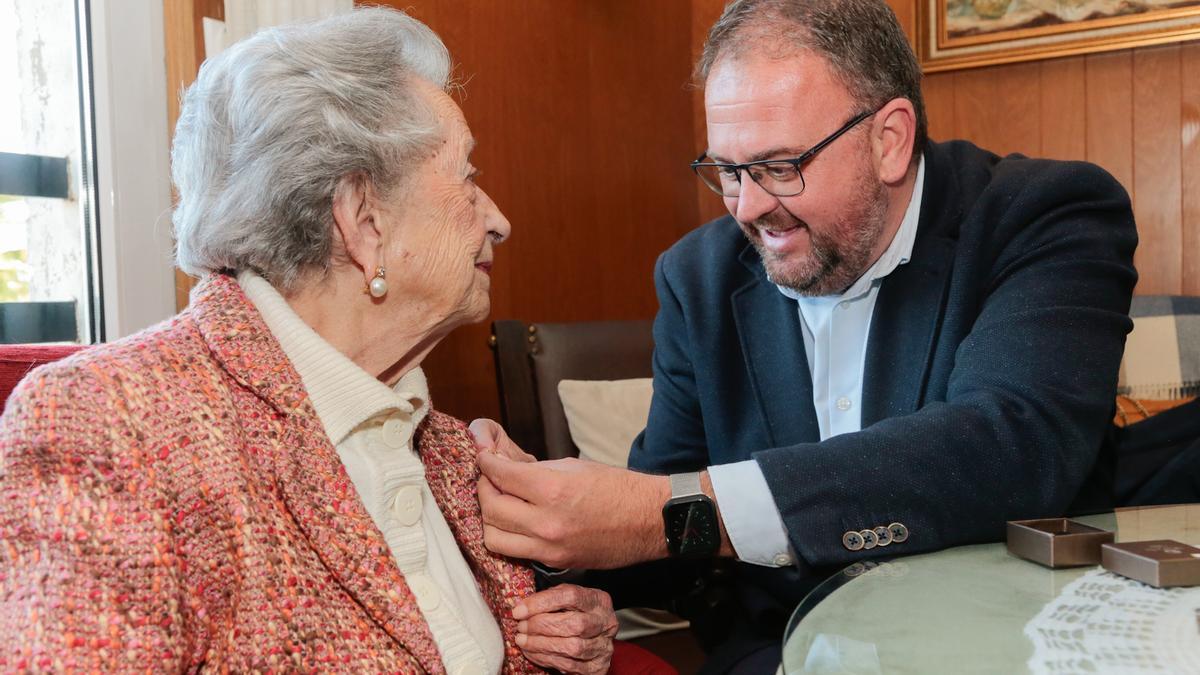 El alcalde emeritense felicitó a la vecina de Mérida que cumplió 100 años.