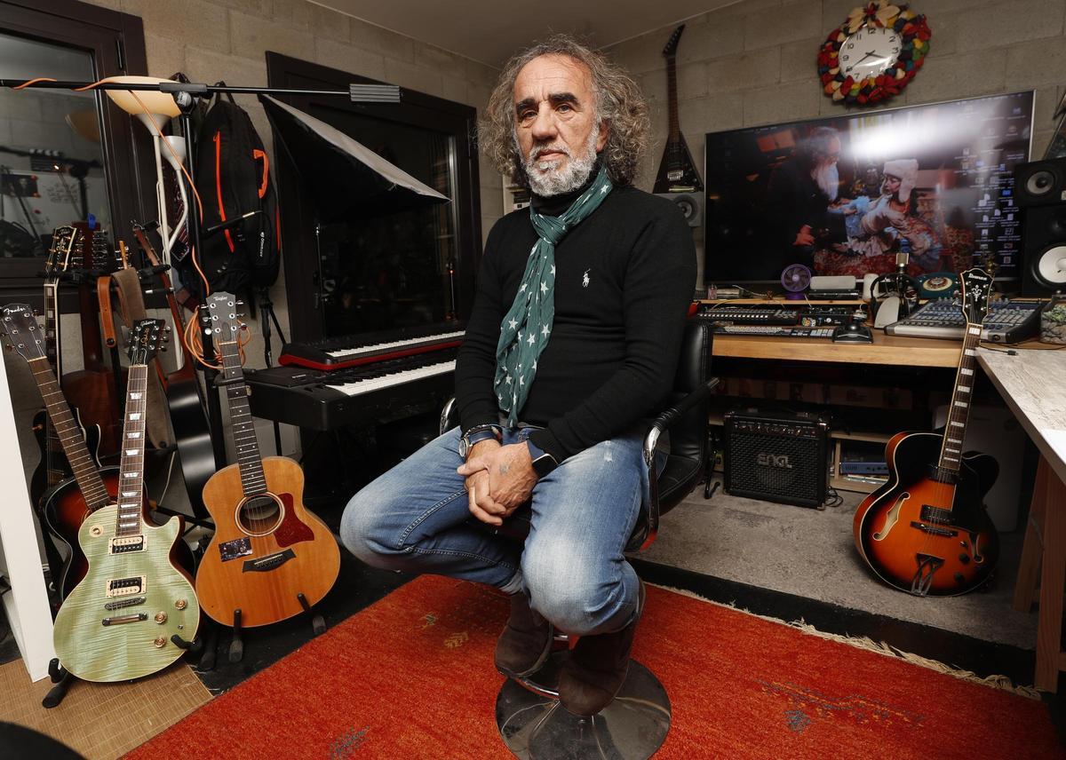 Teo Cardalda en su estudio de Gondomar.