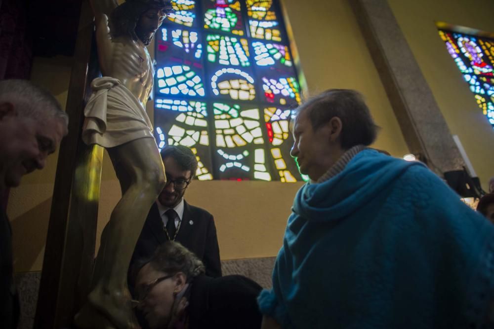 Misa y besapiés en la iglesia de la Tenderina