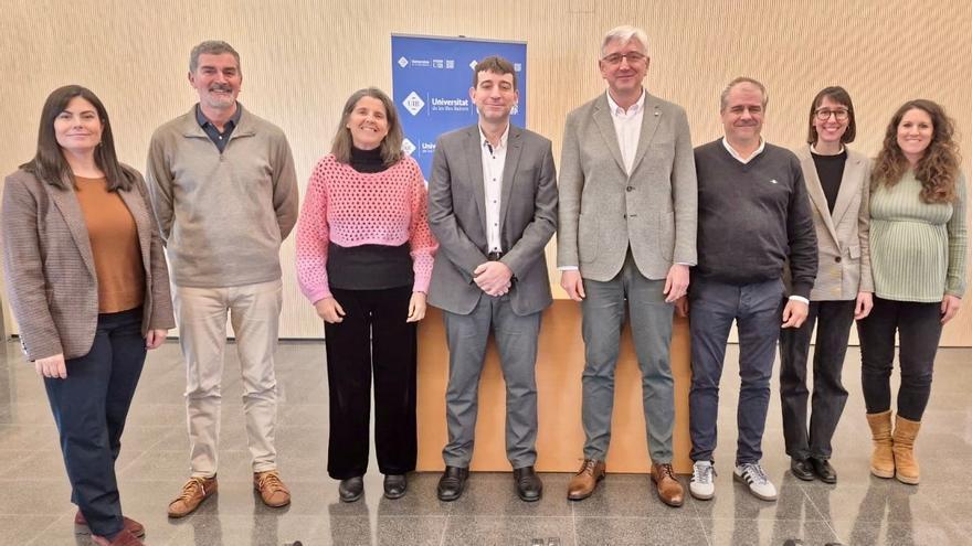 Representantes de la UIB y Veolia en Baleares durante la firma del convenio del proyecto Watourism.