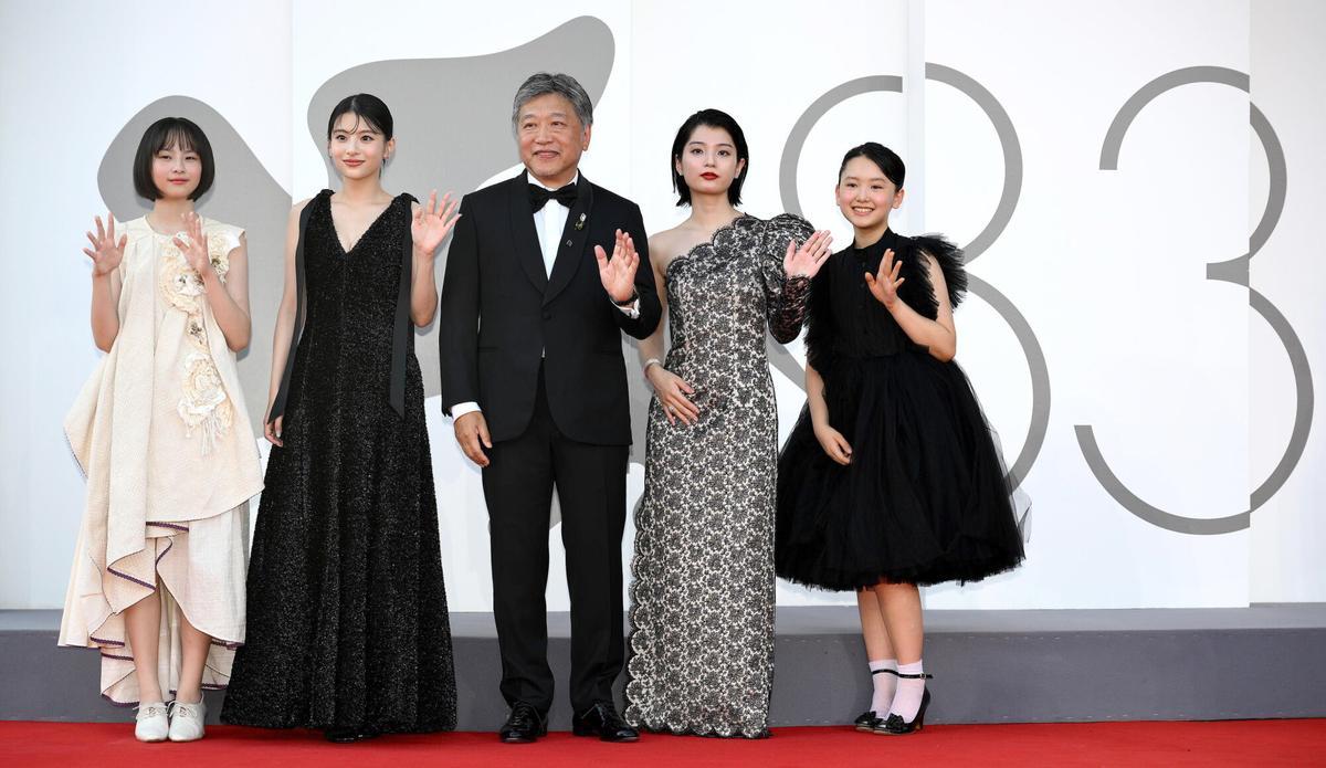 Furi Nanase, Natsuki Deguchi,  Hirokazu Koreeda, Aju Makita y Rokka Okada en la première of 'Look Back' en Venecia.