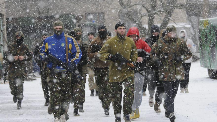 Foto de archivo de soldados del batallón de voluntarios de Ucrania &quot;Azov&quot; en 2015.