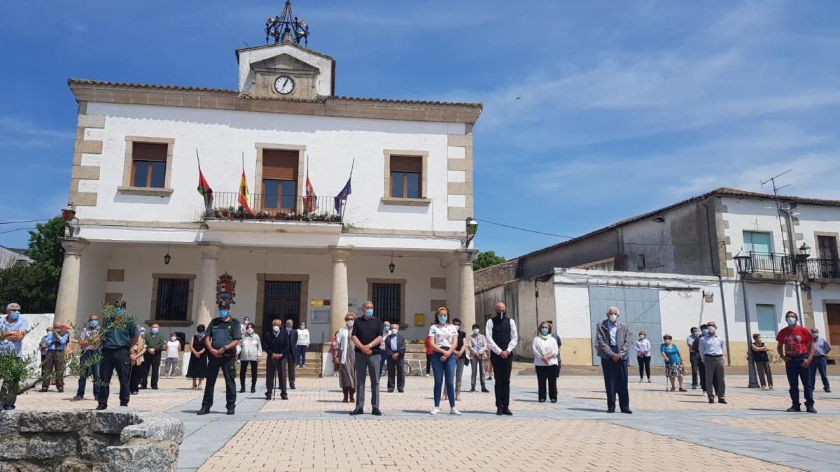 Autoridades de Almeida, junto al Ayuntamiento en un minuto de silencio por las víctimas del coronavirus.