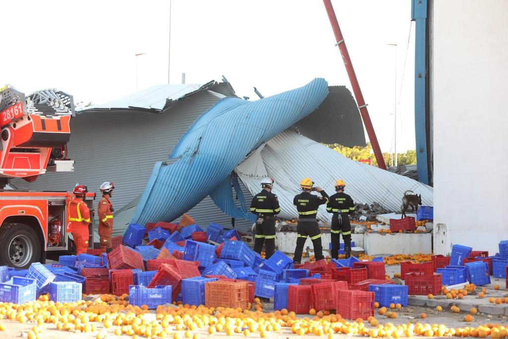 El derrumbe de parte de la nave de Fontestad en la Pobla de Farnals deja una persona desaparecida