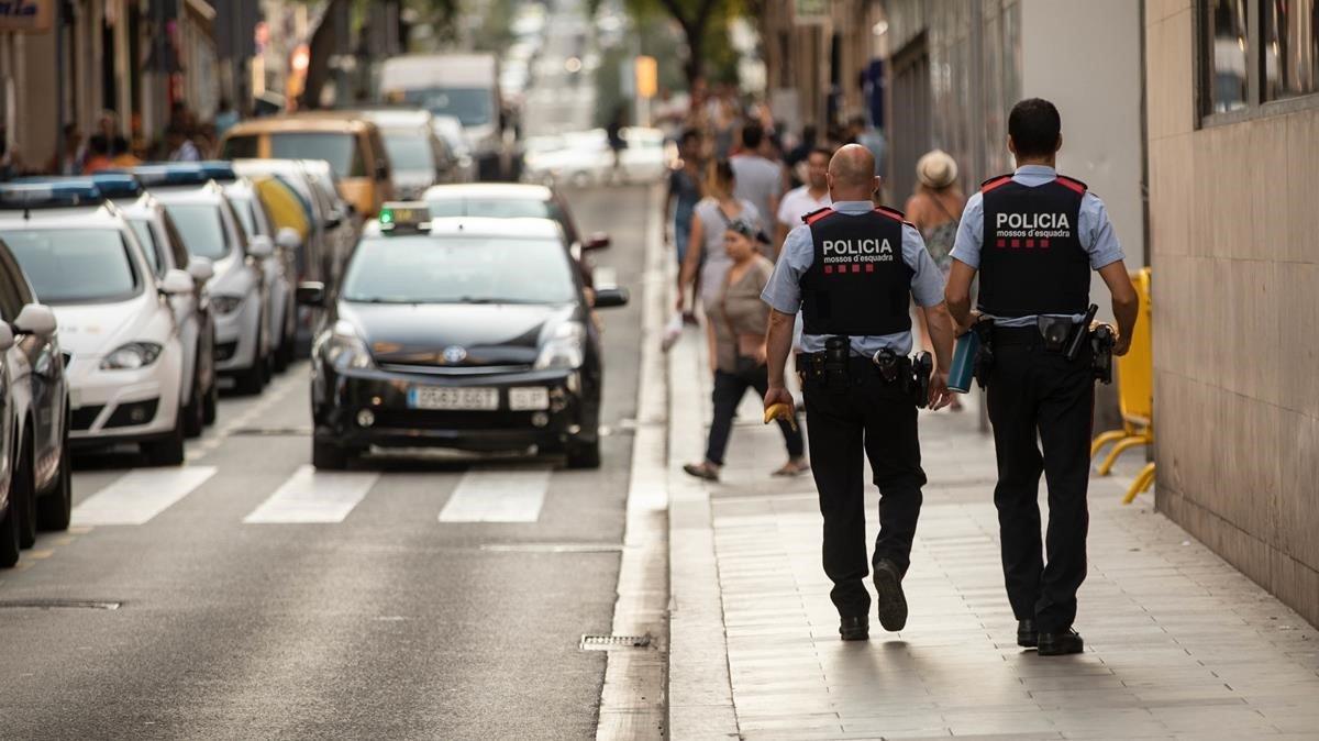 Dos mossos patrullan por Barcelona.