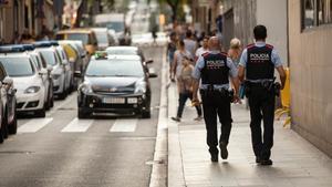 Dos mossos patrullan por Barcelona.