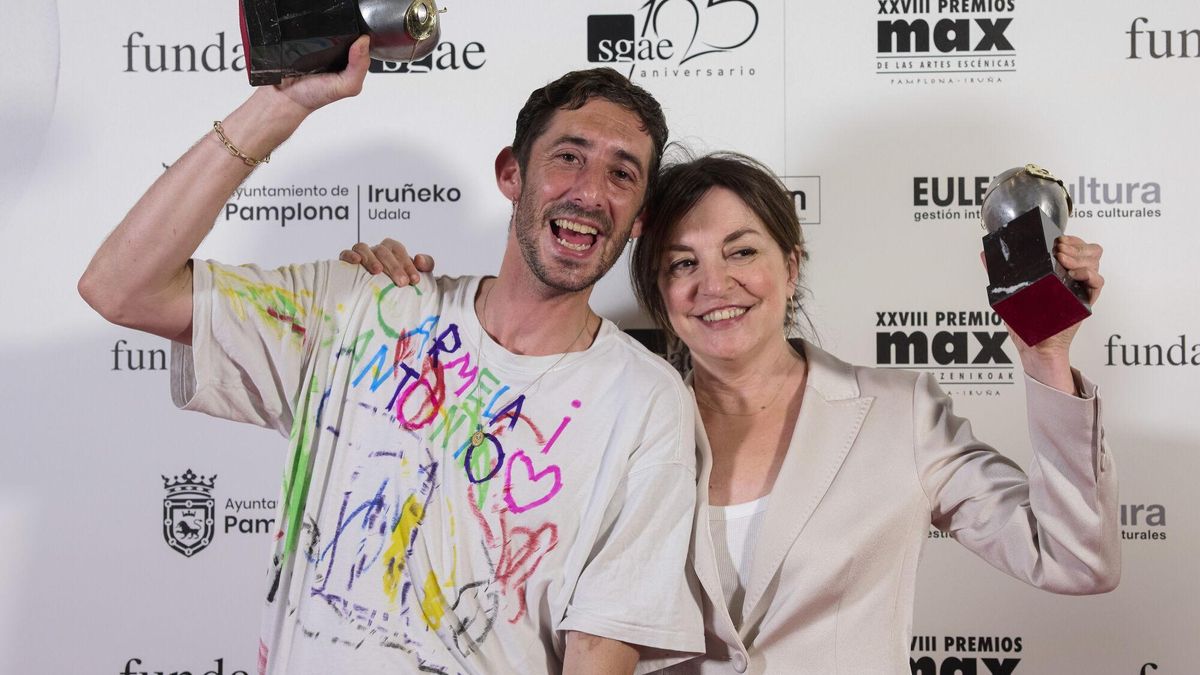 Los actores Enric Auquer y Agata Roca posan con los premios a ´Mejor actor´ y ´Mejor actriz´ durante la 28ª edición de los Premios Max de las Artes Escénicas, el reconocimiento más prestigioso dedicado a los profesionales del teatro y la danza en España, este lunes en el teatro Gayarre de Pamplona. EFE/Iñaki Porto