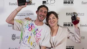 PAMPLONA, 16/06/2025.- Los actores Enric Auquer y Agata Roca posan con los premios a ´Mejor actor´ y ´Mejor actriz´ durante la 28ª edición de los Premios Max de las Artes Escénicas, el reconocimiento más prestigioso dedicado a los profesionales del teatro y la danza en España, este lunes en el teatro Gayarre de Pamplona. EFE/Iñaki Porto