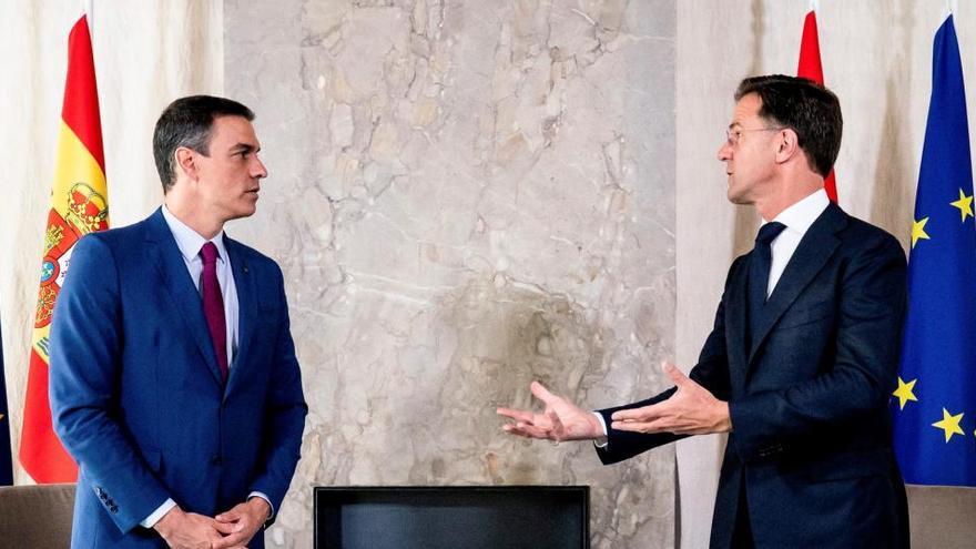 El primer ministro holandés, Mark Rutte (d), y el presidente español, Pedro Sánchez.