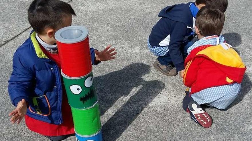 Niños, jugando con elementos elaborados con reciclaje. // FdV