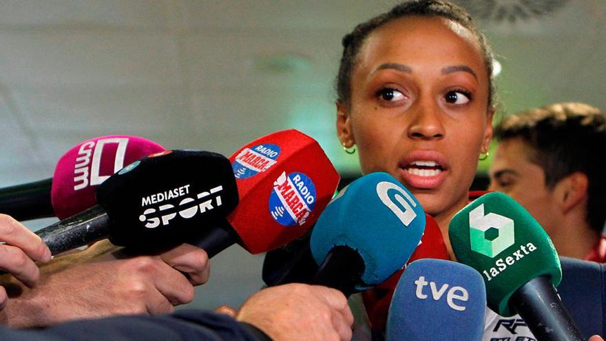 Ana Peleteiro  a su llegada al aeropuerto de Barajas. // Paolo Aguilar