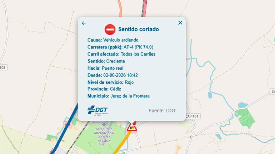 Un camión ardiendo corta por completo la AP-4 en ambos sentidos entre Sevilla y Cádiz