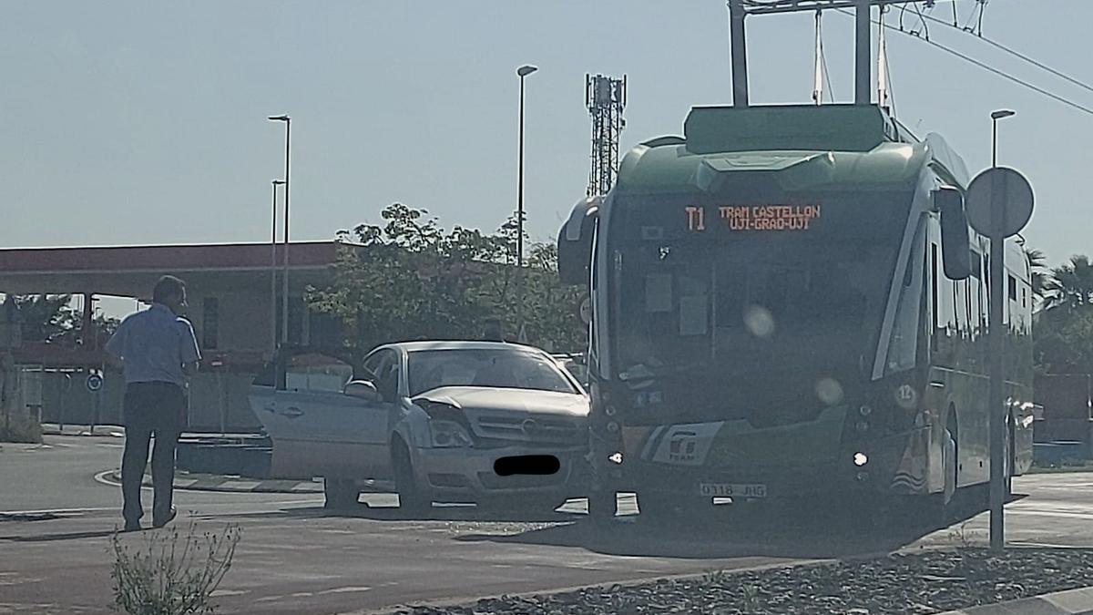 El turismo que ha impactado contra el tram esta tarde presentaba evidentes daños en la parte frontal.