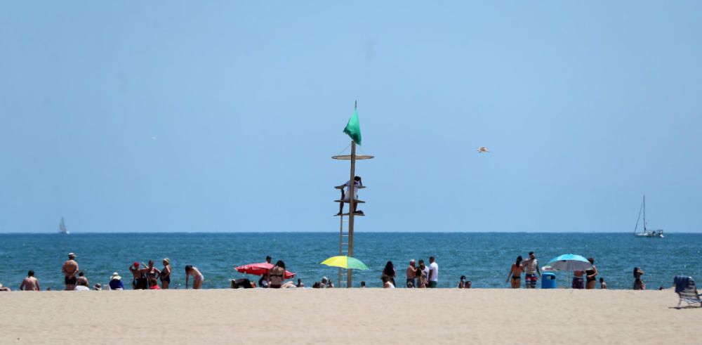 Primer día tras el estado de alarma: playas, centros comerciales y vuelos en Manises